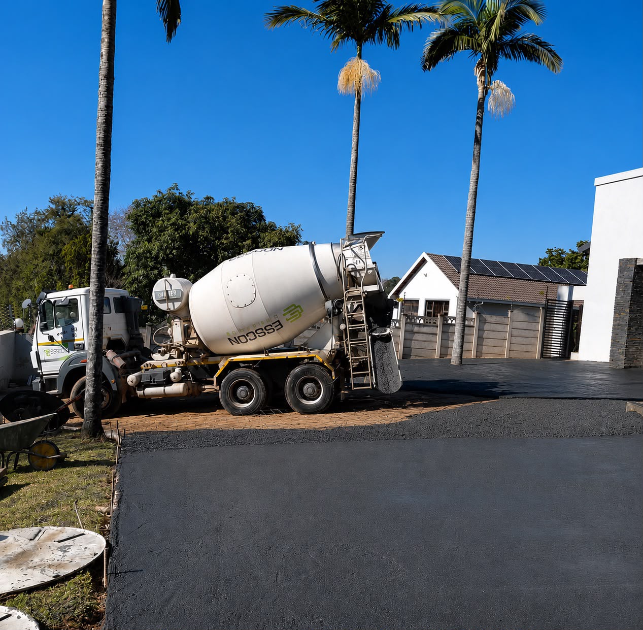 Freshly poured concrete driveway by Esscon